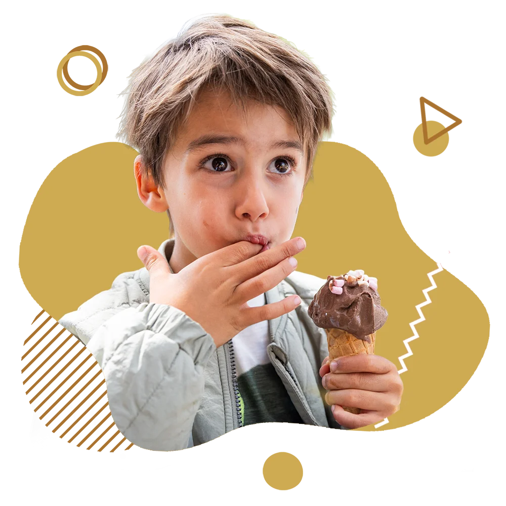 Jongen likt zijn vingers af bij het eten van een lekker chocolade ijsje op een hoorntje