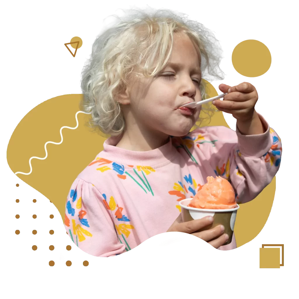 Een klein meisje smult van haar ijsje