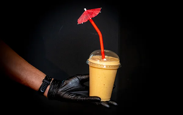 Een heerlijke smoothie, versierd met een parasolletje