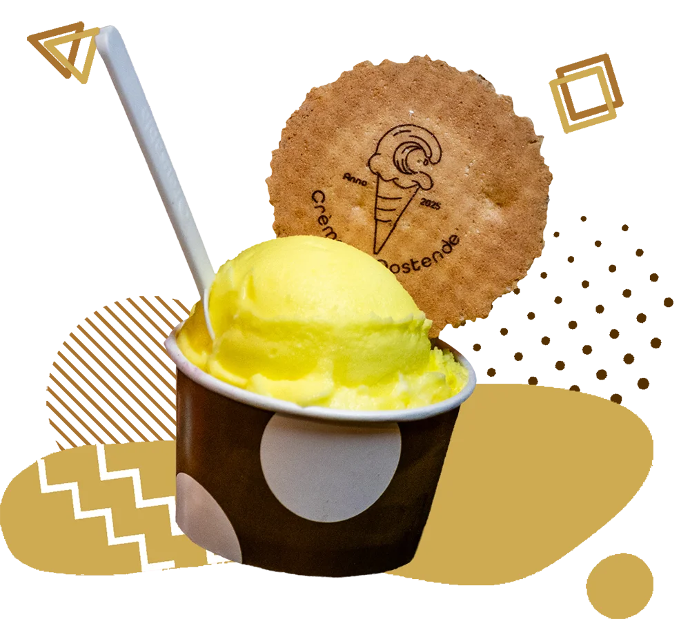 Een potje met ambachtelijk ijs van Crèmerie Oostende, vergezeld van een wafeltje met het logo van de crèmerie