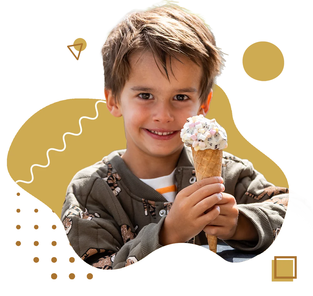 Een dolgelukkige jongen met een bol ijs op een ijshoorntje