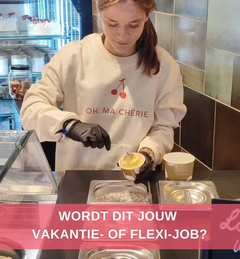 Een meisje schept ijs als vakantiejob bij Cremerie Oostende
